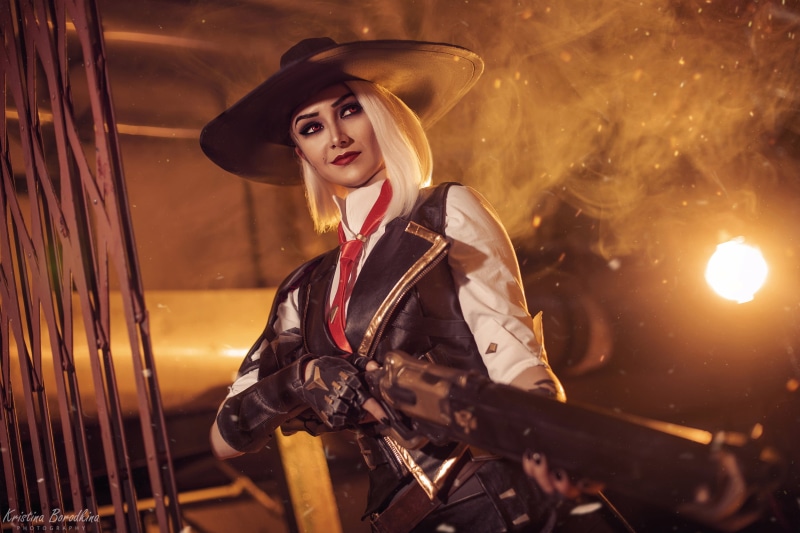 women, Ashe (Overwatch), red eyes, warm light, cosplay, weapon, steampunk, 1080P, Kristina Borodkina, shotgun, smirk, hat, Overwatch, silver hair, western