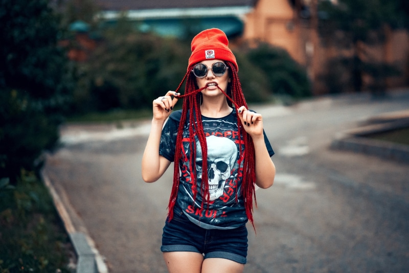 touching hair, sunglasses, Braided hair, 2K, depth of field, woolly hat, women outdoors, women, model, jean shorts, women with shades, T-shirt