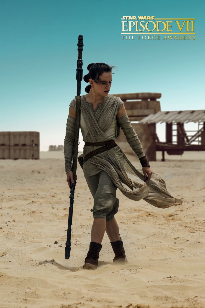 weapon, front view, land, holding, star, women, desert, day, vii, Star Wars, full length, war, strength, walking, Daisy Ridley, males, people, sand, nature