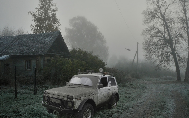 house, 1080P, car, abandoned, sky, vehicle, day, field, lada niva, architecture, tree, building exterior, nature, motor vehicle, fog, land, damaged, mode of transportation