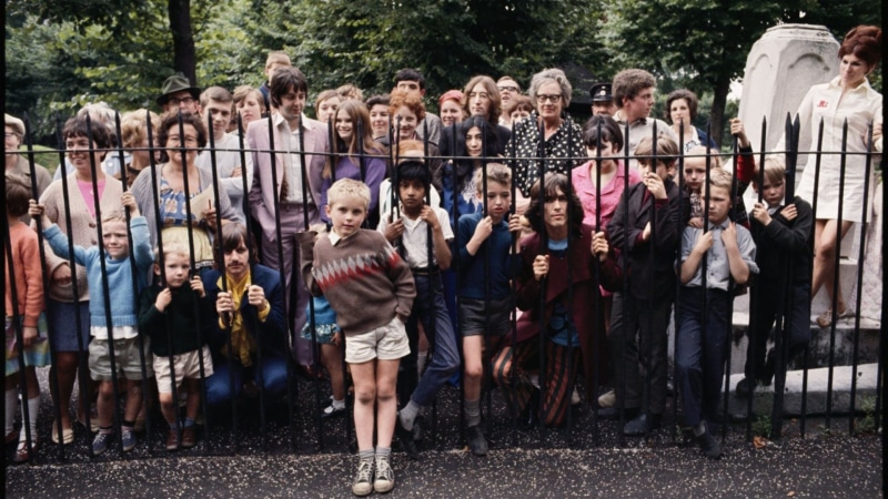 The Beatles, John Lennon, Paul McCartney, George Harrison, group of people, musician, Yoko Ono, 1080P, fence, children, Ringo Starr