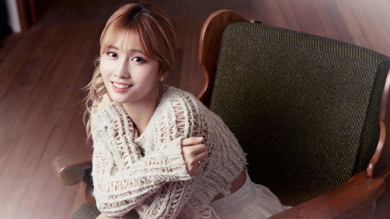 bangs, beautiful woman, casual clothing, indoors, smiling, women, sitting, lifestyles, sweater, 1080P, real people, happiness, Asian, looking at camera