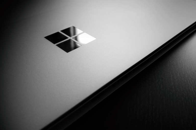 logo, wooden surface, Microsoft, 4K, laptop, Windows 10, Microsoft Windows