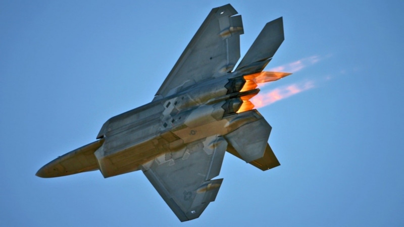 flying, air force, day, aerospace industry, mode of transportation, side view, transportation, airplane, single object, sky, on the move, airshow, F-22 Raptor