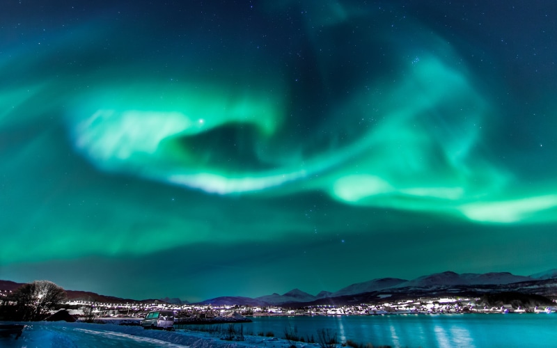 night, mountains, 2K, lights, stars, borealis, hd, nature, green, northern, aurora