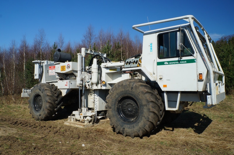 vibrator, tree, sunlight, transportation, search, 1080P, day, mode of transportation, machinery, commercial land vehicle, outdoors, nature, geophysics