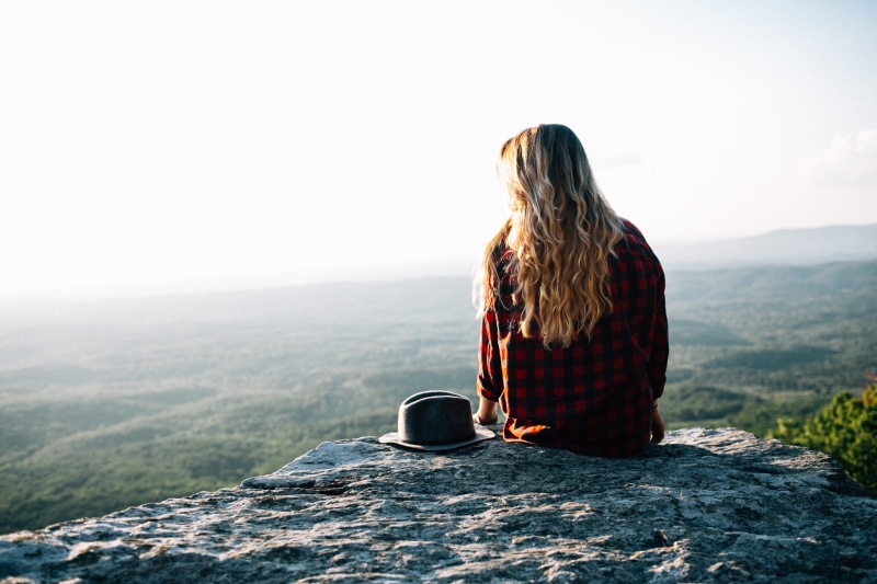 photo, solitude, outdoors, women, sitting, hairstyle, mountain range, mountain, environment, leisure activity, 2K, serene People, young Women, beauty in nature