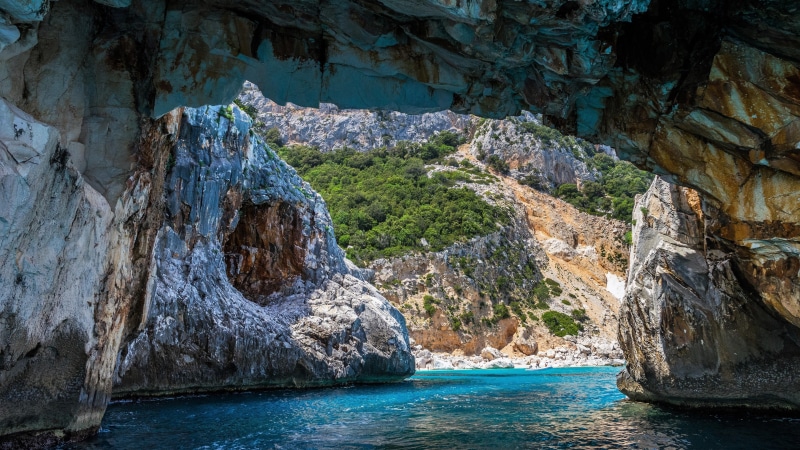 cave, outcrop, cala goloritze, sardinia, rock, baunei, europe, italy, sardegna, 5K, harbour, sea cave, water, cliff, coast, escarpment, punta goloritze
