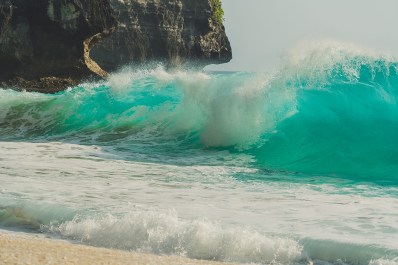travelling, beauty in nature, ocean, penida, 8K, indonesia, big waves, paolo, kelingking, power, breaking, no people, motion, travel, sea, beach, aquatic sport