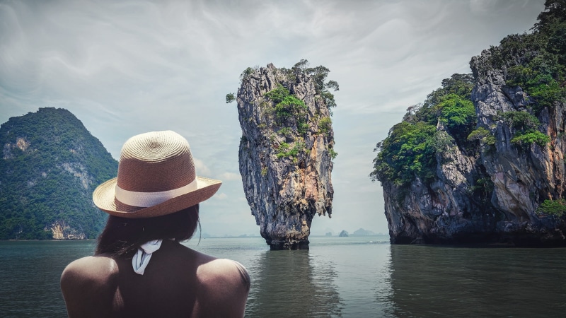 solid, clothing, person, lifestyles, looking at view, rear view, leisure activity, clear, 1080P, summer, sea ​​view, the sky, rock - object, hat, adult