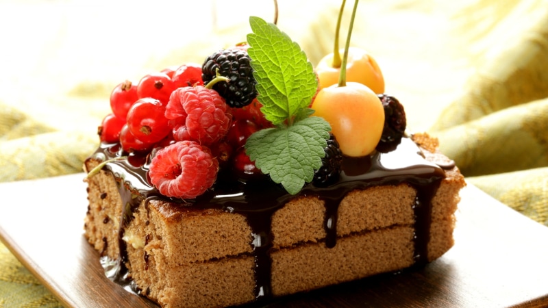 freshness, no people, 4K, close-up, temptation, baked, indoors, fruit, food and drink, food, chocolate, sweet food, cherries, indulgence, plate, berry fruit