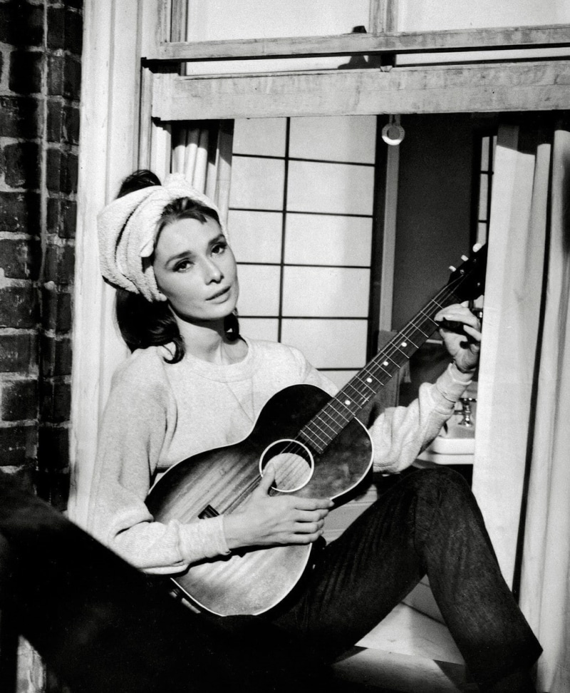 guitar, Breakfast at Tiffanys, Audrey Hepburn, actress, monochrome, 480P, women