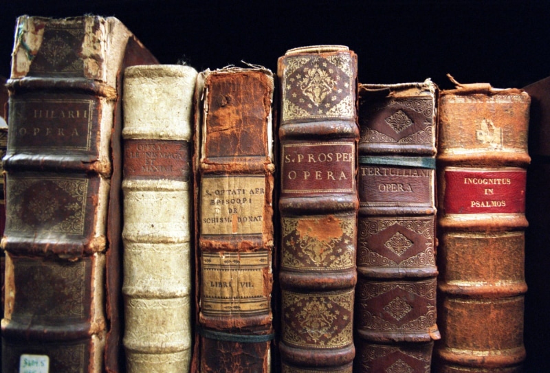 title, no people, 1080P, arrangement, indoors, western script, large group of objects, old, hardcover book, antique, in a row, literature, photography
