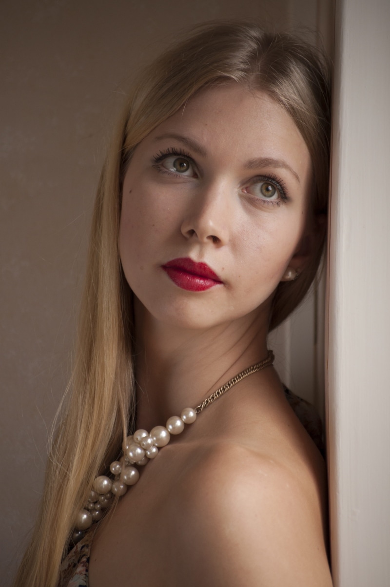 young women, headshot, not retouched, model, blond, young adult, gold, portrait, close-up, women, pretty, stunning, 4K, pearl jewelry, young, real, lips