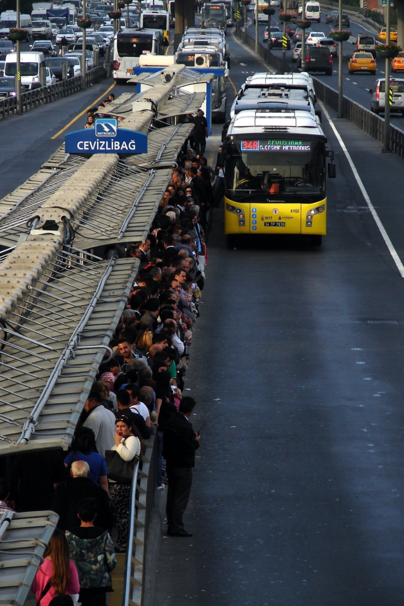 road, Bus, sign, street, public transportation, land vehicle, architecture, waiting, mode of transportation, motor vehicle, 2K, the crowd, people, Station