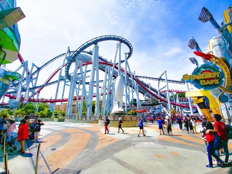 real people, cloud - sky, theme park, crowd, amusement ride, fun, blue, nature, built structure, large group of people, looping, group of people, person