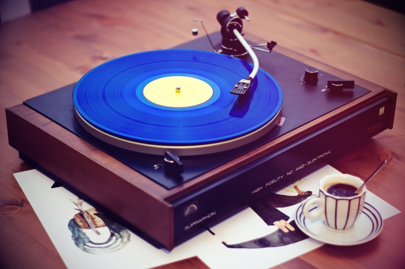 blue, music, antique, sound recording equipment, brown, audio equipment, indoors, 2K, arts culture and entertainment, gramophone, technology, no people