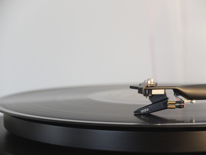 selective focus, retro styled, 4K, gramophone, no people, focus, motion, copy space, close-up, turntable, selective, round, DJ, sound recording equipment