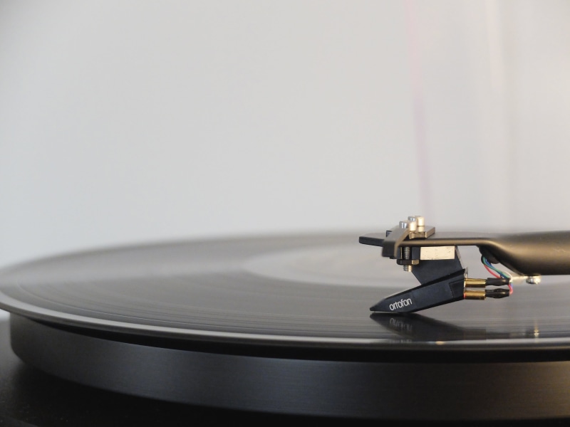 indoors, record player needle, no people, music, turntable, close-up, 4K, retro styled, arts culture and entertainment, gramophone, copy space, vinyl