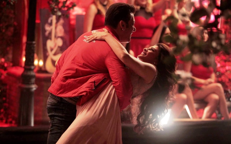 young women, 2014, night, group of people, focus on foreground, salman khan, Bollywood Movies, standing, s, incidental people, salman, young adult, men