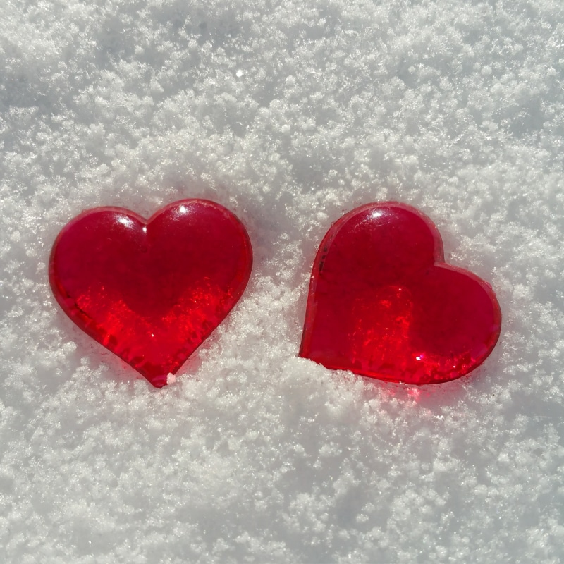 indoors, white color, 2K, shaped, background image, positive emotion, purity, two objects, heart shape, valentines day - holiday, two, red, no people