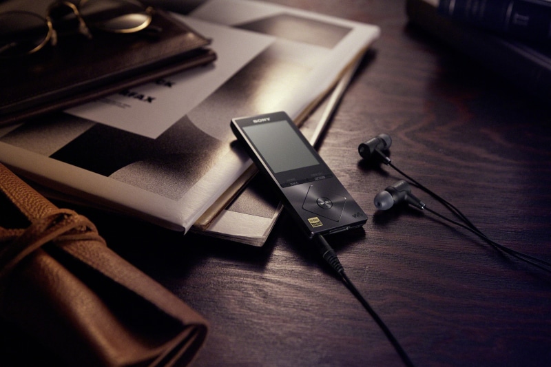 h.earin, hi-tech, headphones, sony walkman, 2K, table