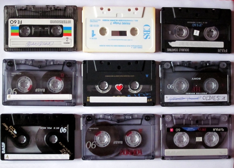 1080P, play music, retro Styled, still life, audio, abundance, band, text, close-up, communication, cassette recorder, nine, recording, no people, singer