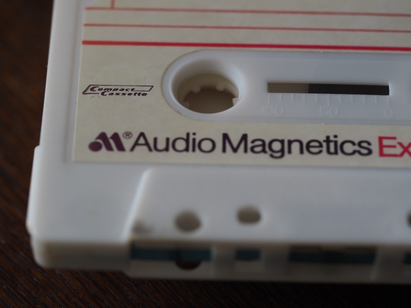 record, metal, hole, indoors, high angle view, retro, selective focus, still life, compact casette, coil, tape recorder, music, beschallung, device, security