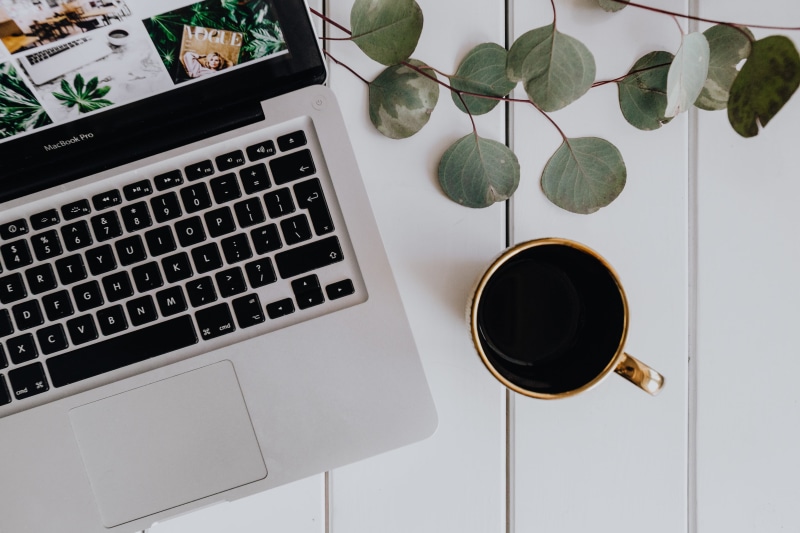 computer key, coffee, chemex, coffee - drink, laptop, table, workspace, coffee maker, apple, drink, interior, study, macbook, directly above, technology