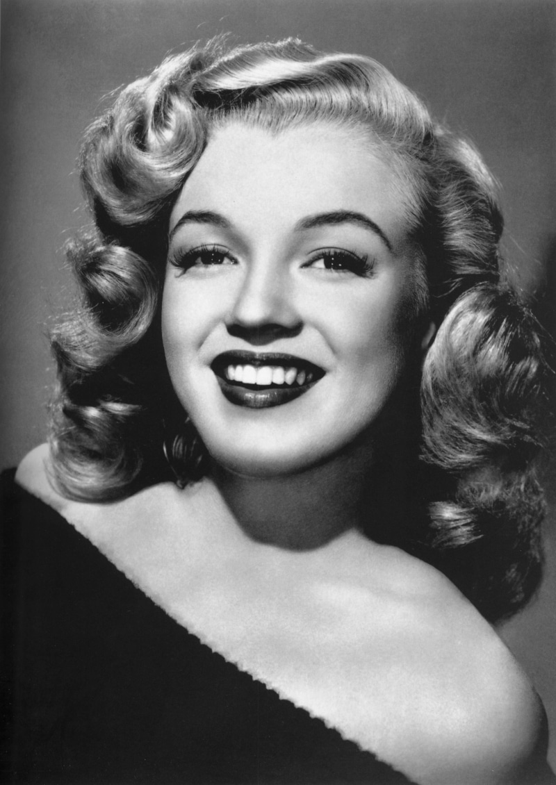 publicity, movies, young women, black, 2K, happiness, one person, adult, black and white, hairstyle, celebrity, looking at camera, lifestyles, indoors