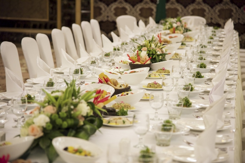 flower head, freshness, white color, plate, celebration, silverware, Dinner, indoors, restaurant, dining, in a row, order, flower, buffet, food and drink