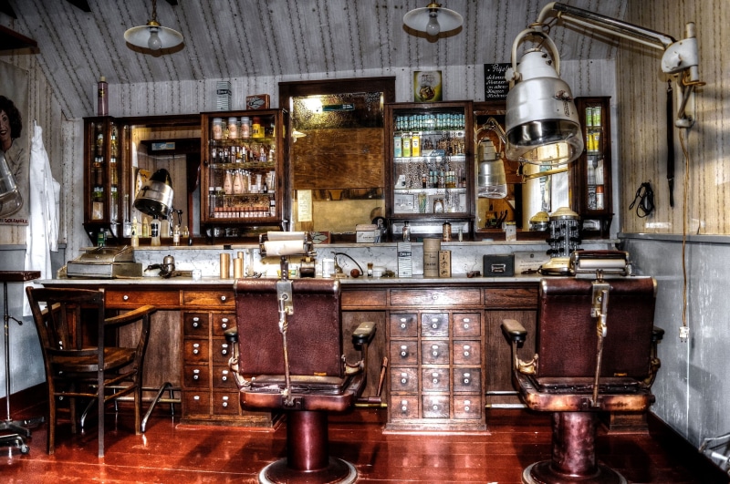 wooden, grootmoederstijd, barber shop, alcohol, bar counter, indoors, wood - Material, stove, restaurant, food and drink, lighting equipment, food and drink industry