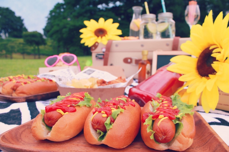food, picnic, incidental people, flower, meat, processed meat, snack, healthy eating, hot dog, hotdogs, outdoors, buns, bread, 1080P, ready-to-eat, food and drink