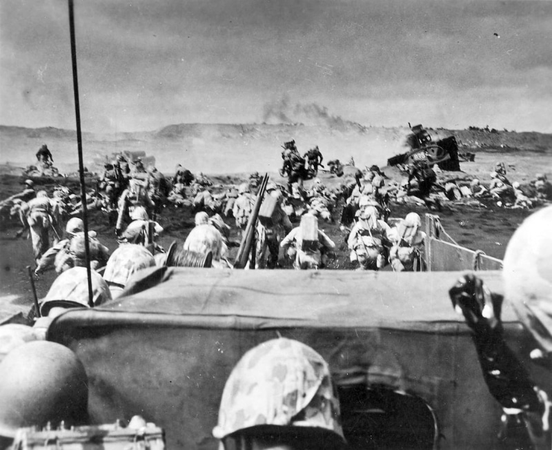 mammal, outdoors, concepts And Ideas, black And White, large group of people, sports race, livestock, war, old-fashioned, people, iwo, World War II, Marines