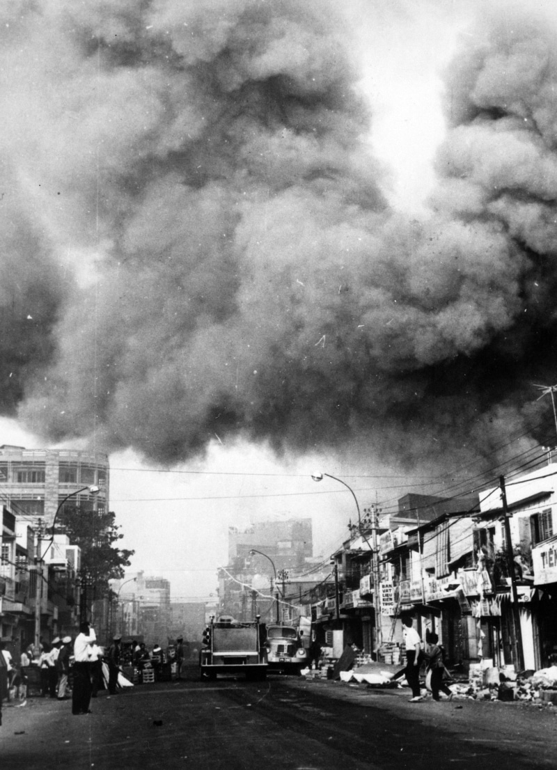smoke, black, 2K, real people, people, Sai Gon, black And White, Tet Offensive, air pollution, tet, vietnam, covers, battle, building, destruction, Black smoke