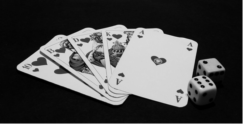 pik, gamble, poker chips, poker face, cross, casino, profit, poker, studio shot, luck, two, arts culture and entertainment, skat, game bank, leisure games