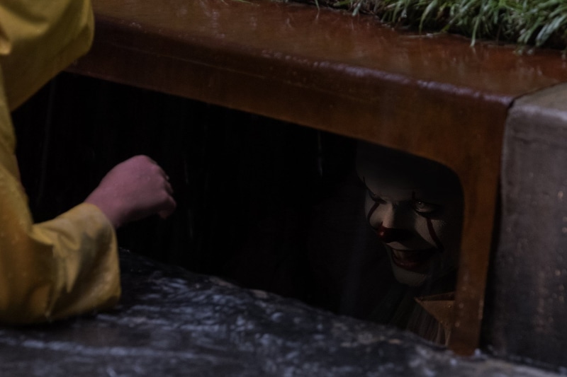 relaxation, furniture, adult, one person, working, body part, selective focus, one animal, 1080P, focus on foreground, close-up, human body part, Pennywise (It)