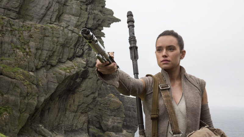 brunette, Star Wars, lightsaber, Star Wars: The Last Jedi, 1080P, Rey (from Star Wars), women, Daisy Ridley