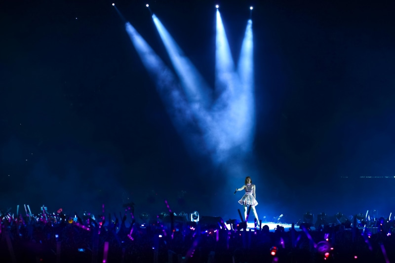spectator, event, live event, performance, positive emotion, spotlight, audience, human arm, band, party, group of people, energy, night, musician, 4K