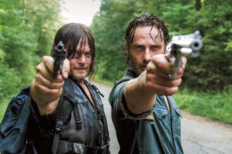 women, dead, The Walking Dead, hairstyle, camera - photographic equipment, men, adult, 1080P, Andrew Lincoln, holding, photography themes, TV Show, walking