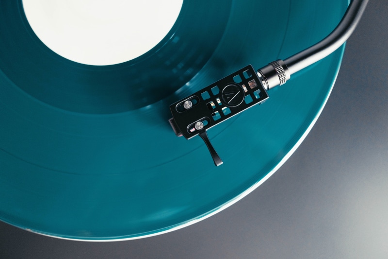 blue, arts culture and entertainment, silver colored, studio shot, copy space, equipment, old-fashioned, turntable, album, retro styled, geometric shape