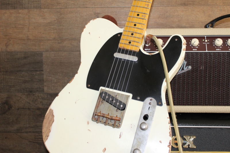 technology, table, musical instrument string, musical equipment, close-up, musical instrument, arts culture and entertainment, fender, still life, acoustic guitar