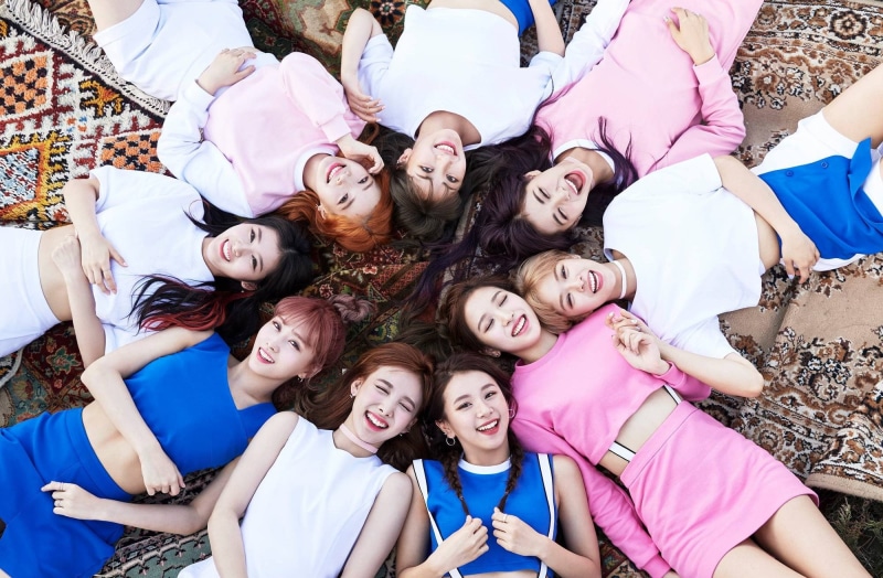 happiness, looking at camera, positive emotion, young women, 1080P, people, women, girls, relaxation, Twice, lying down, emotion, togetherness, leisure activity