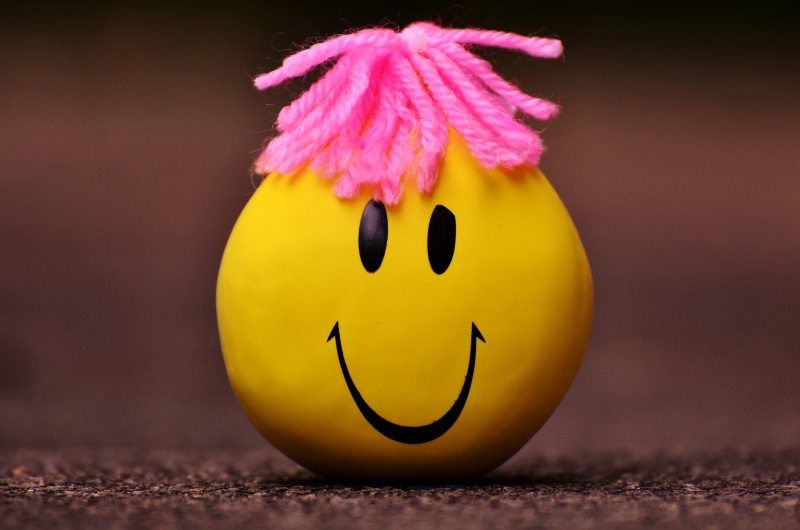 indoors, 5K, no People, colored background, animal Egg, single object, food and drink, smiley, celebration, day, representation, anthropomorphic smiley face