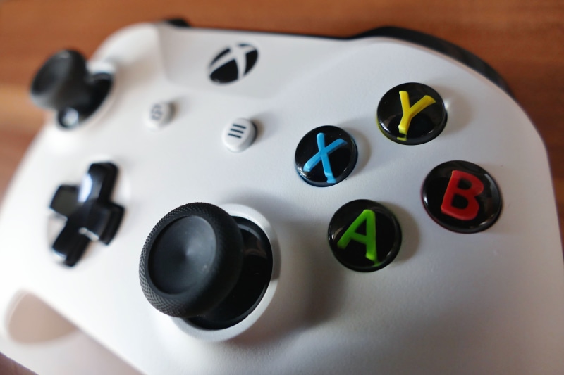 day, pad, focus on foreground, variation, play, colour, white, joystick, toys, xbox, player, leisure, 5K, no people, arts culture and entertainment, indoors