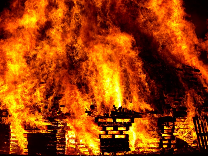 yellow, accidents and disasters, architecture, house, sign, fire, hell, night, glowing, burning, frühlingsanfang, spark fire, radio, fire - natural phenomenon