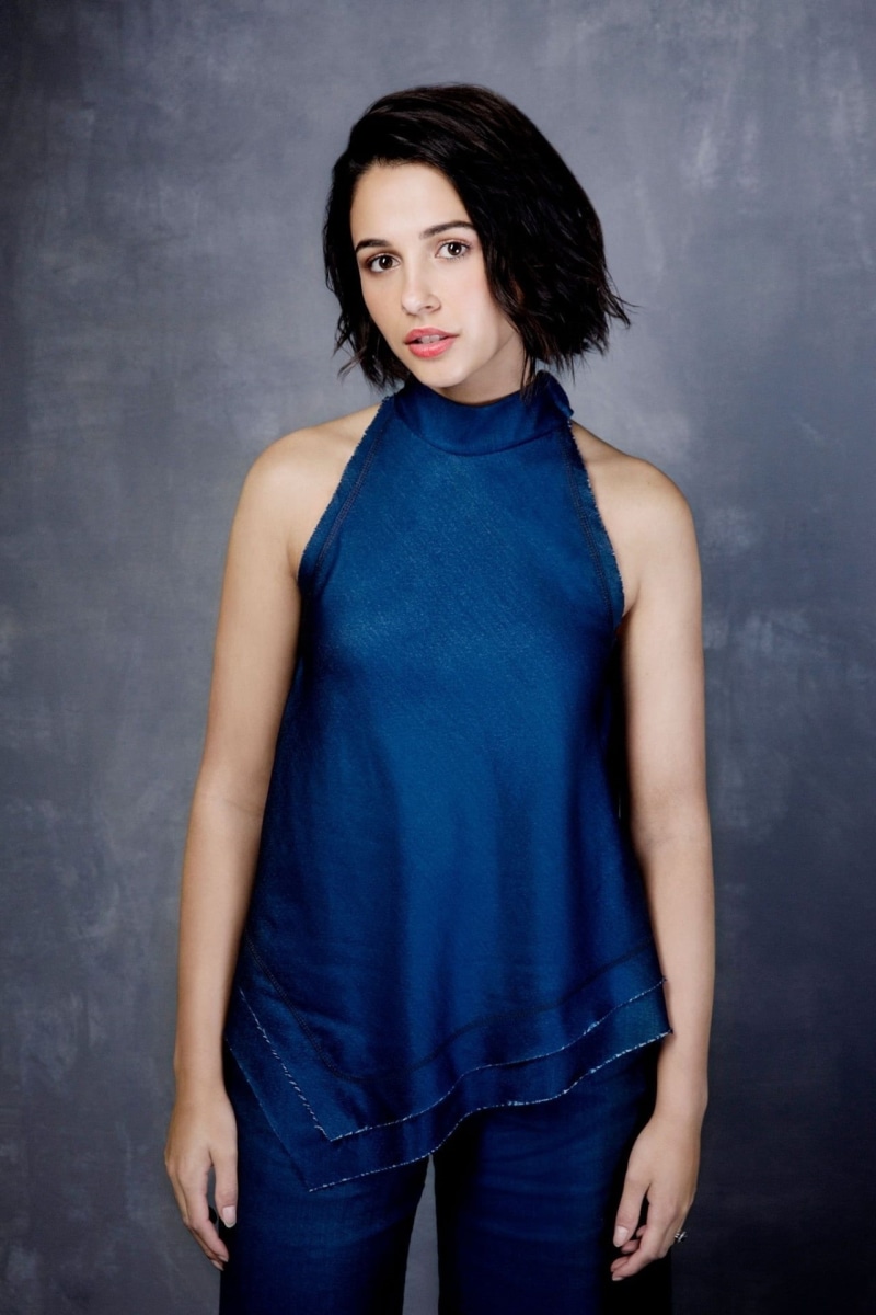 Naomi Scott, standing, short hair, actress, women, 1080P, brunette, simple background