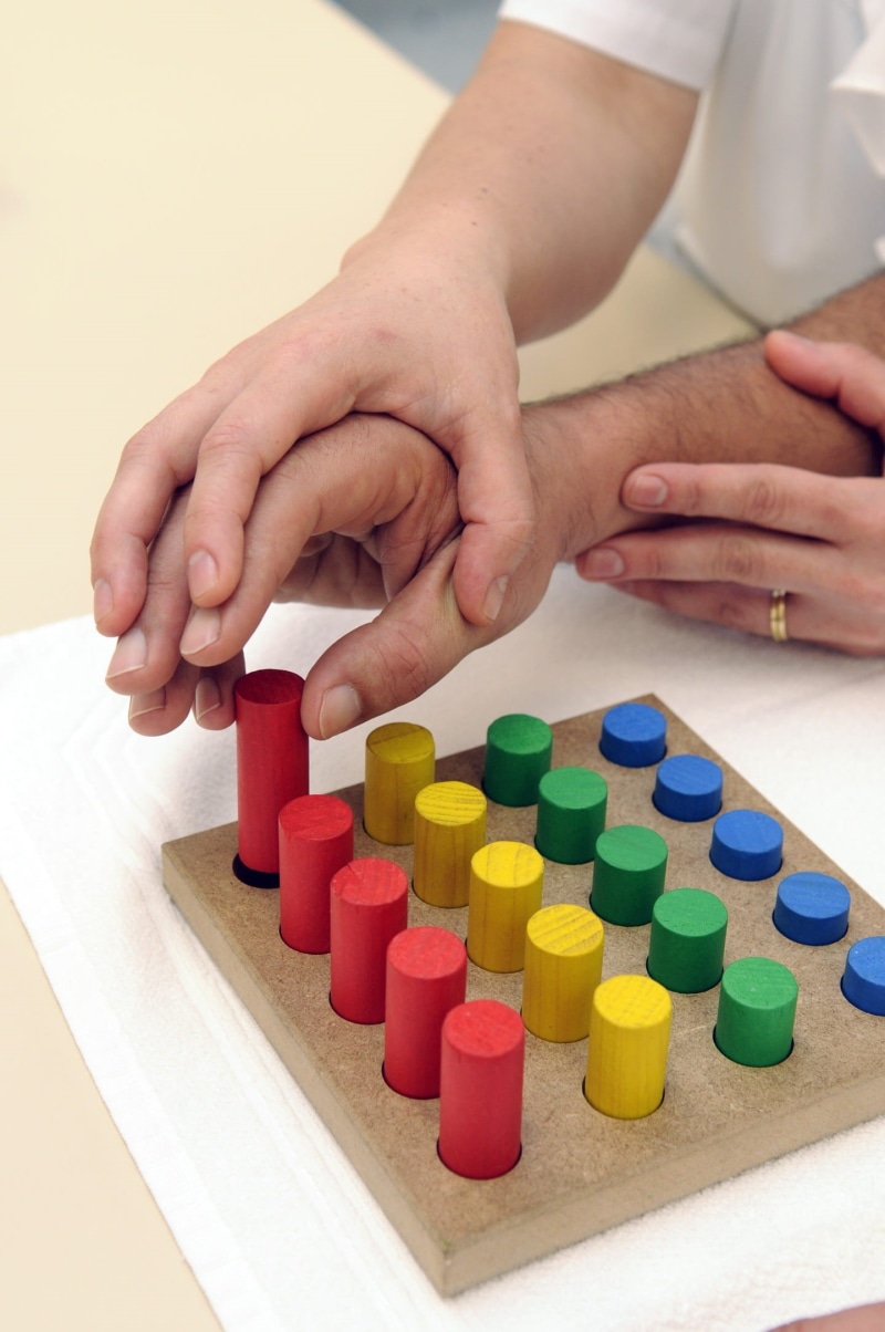 real people, arrangement, offspring, indoors, table, rehabilitation, therapy, leisure activity, multi colored, toy block, child, physical, human hand, 1080P