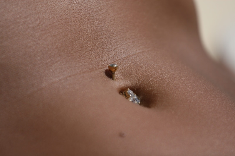 gold, people, selective focus, water, lifestyles, Body Piercing, finger, land, nature, focus on foreground, 2K, hand, real people, day, human body part