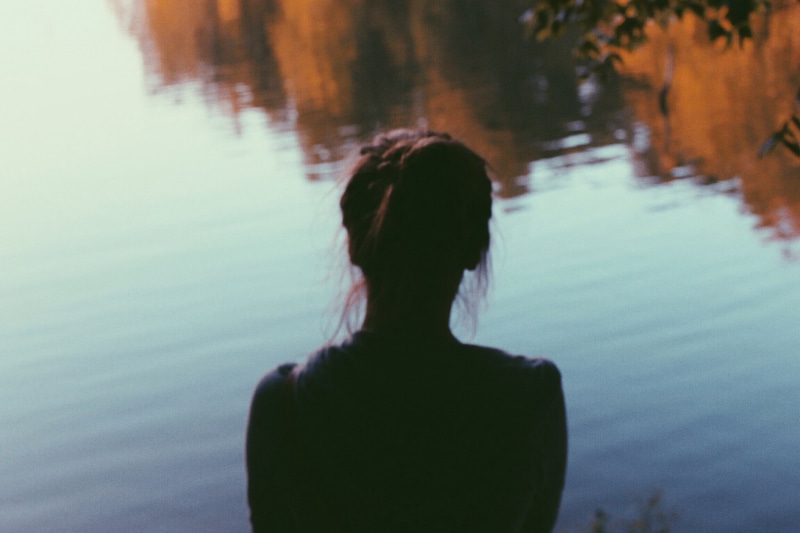 body, women, hairstyle, portrait, day, leisure activity, waist up, water, girl, looking, facing, solitude, real people, 1080P, outdoors, focus on foreground